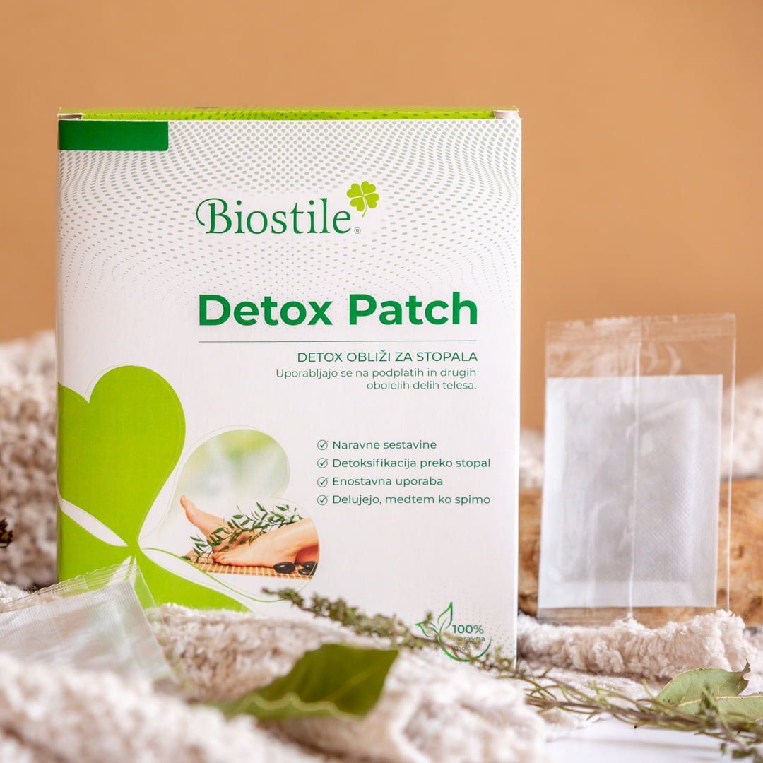 Biostile Detox Patch Verpackung mit einem einzelnen Pflaster daneben, auf weichem Stoff.