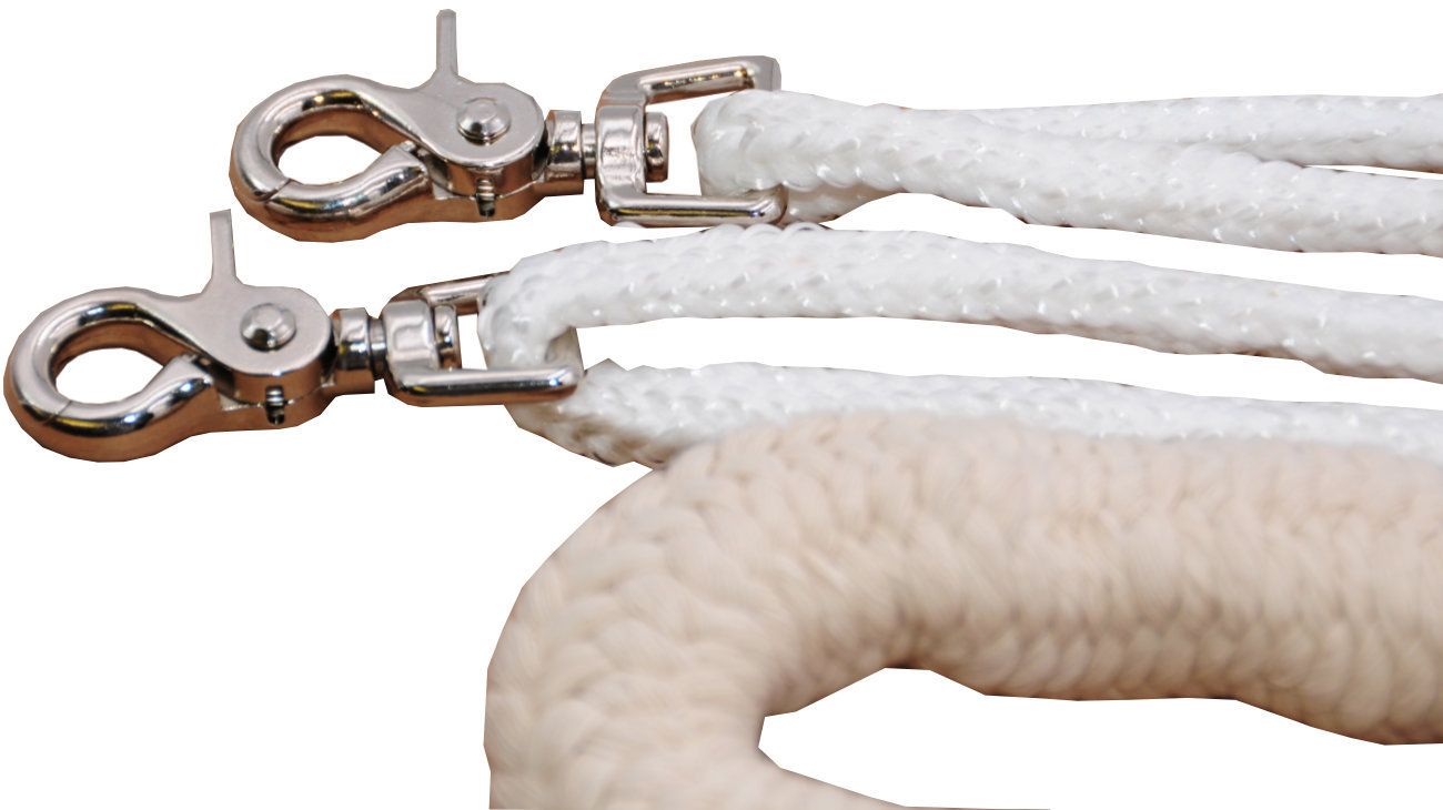 Zwei weiße Baumwoll-Longierhilfen mit Metallkarabinern. Nahaufnahme, Detailansicht.