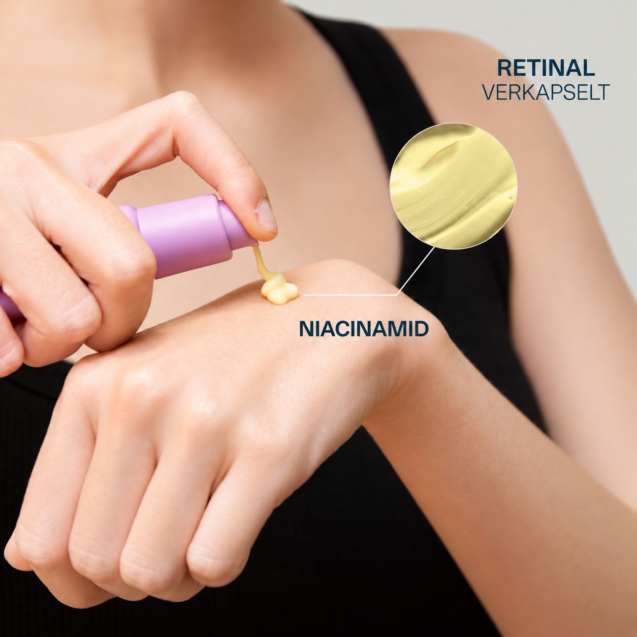 Eine Hand mit aufgetragener Creme, die Retinal und Niacinamid enthält.