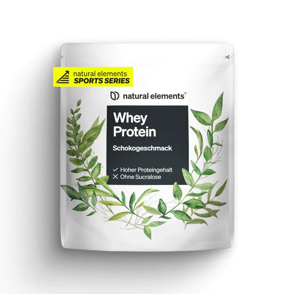 Whey Protein Pulver Schoko, weiße Verpackung mit Blättern. Text: natural elements, Whey Protein, hoher Proteingehalt, ohne Sucralose.