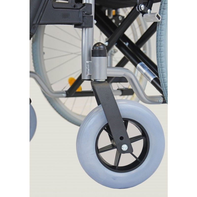 Rollstuhl mit Trommelbremse. Graue Räder, schwarze Speichen. Metallrahmen. Detailansicht.