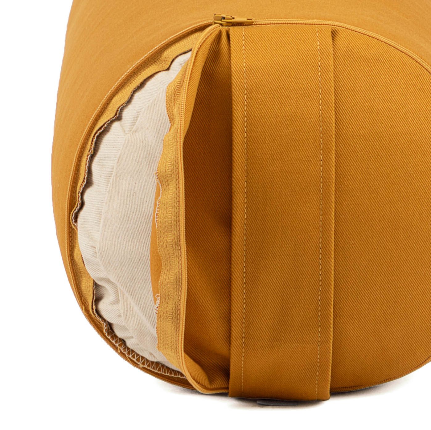 Yoga-Bolster, gelb, zylindrisch. Reißverschluss zeigt Kapok-Füllung. Stoffbezug.