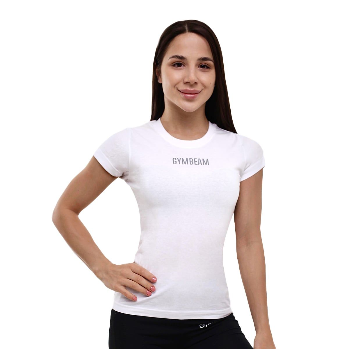 Eng anliegendes weißes Damen-T-Shirt mit kurzem Arm und dezentem "GYMBEAM"-Logo auf der Brust.