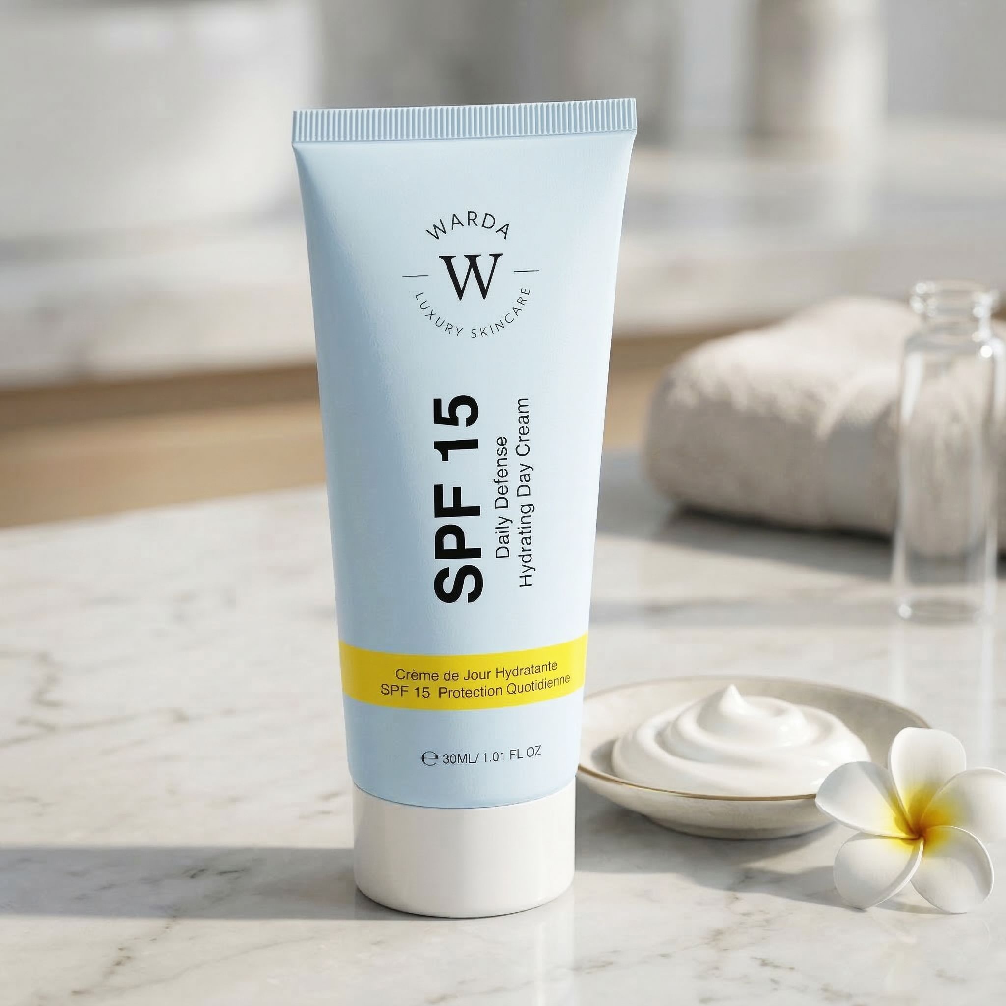 Hellblaue Tube mit Produktinformationen. Aufschrift: Warda, SPF 15, Daily Defense, Hydrating Day Cream. Gelber Streifen.