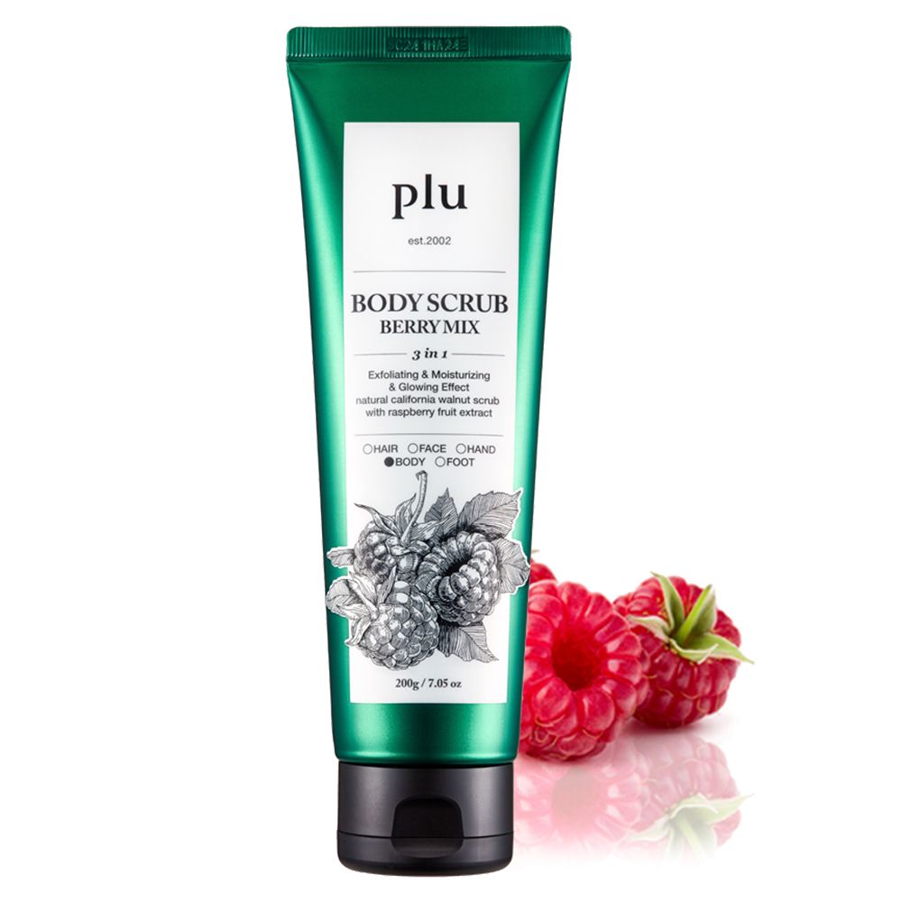 Grüne Tube mit schwarzem Verschluss. Aufschrift: PLU, Body Scrub Berry Mix. Illustration von Himbeeren. Daneben drei Himbeeren.