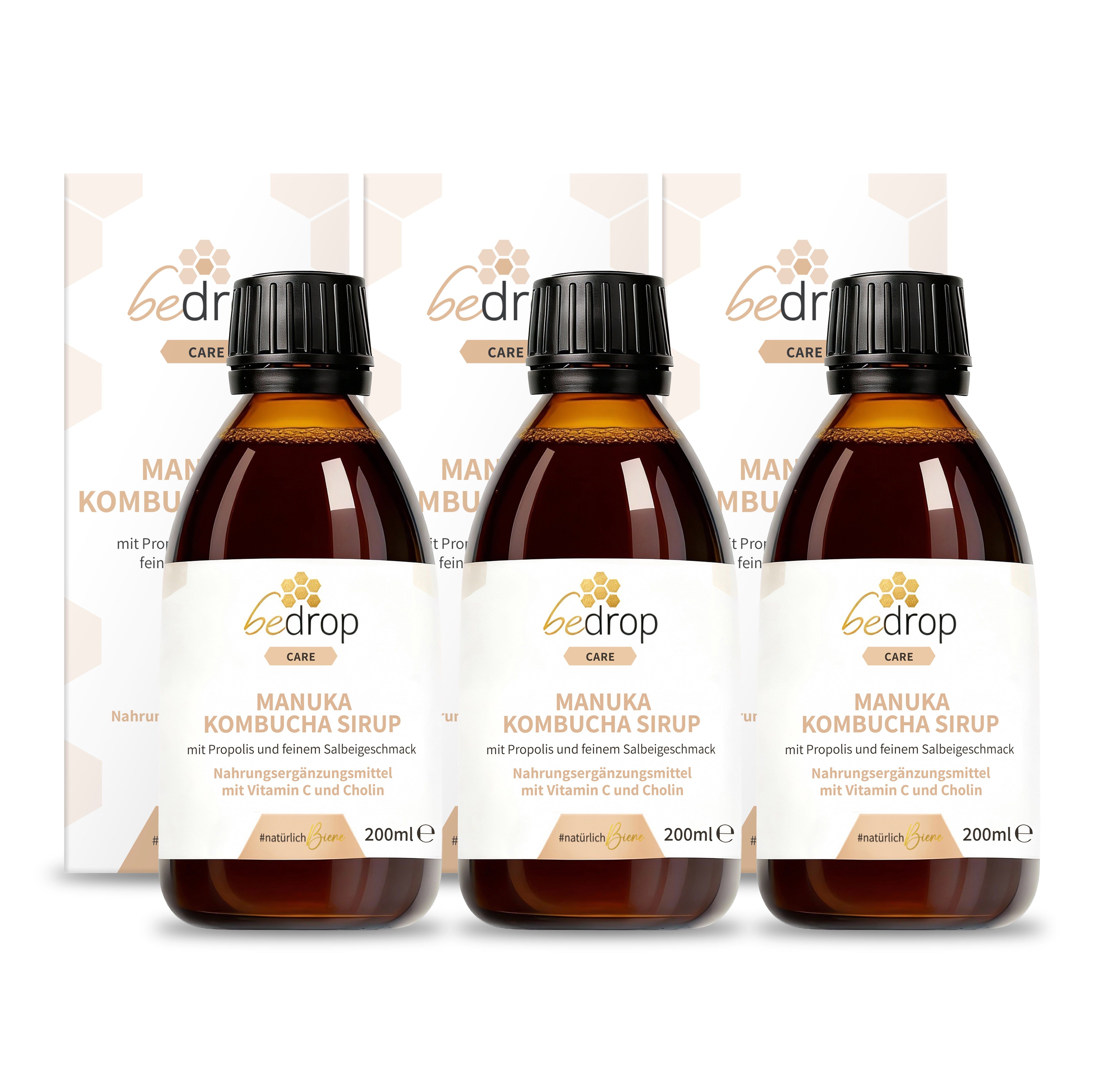 Drei Flaschen Sirup mit schwarzem Deckel und Etikett. Aufschrift: Manuka Kombucha Sirup. 200ml.