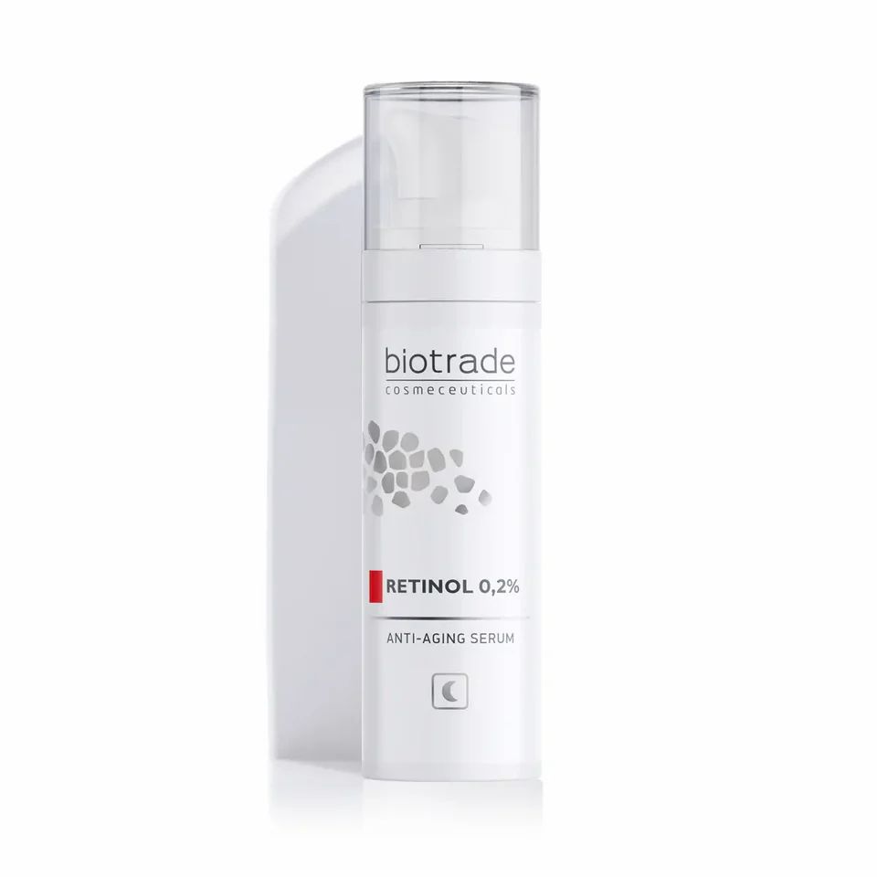 Weißes Serum mit Pumpe und transparentem Deckel. Aufschrift: Biotrade, Retinol 0,2%, Anti-Aging Serum.