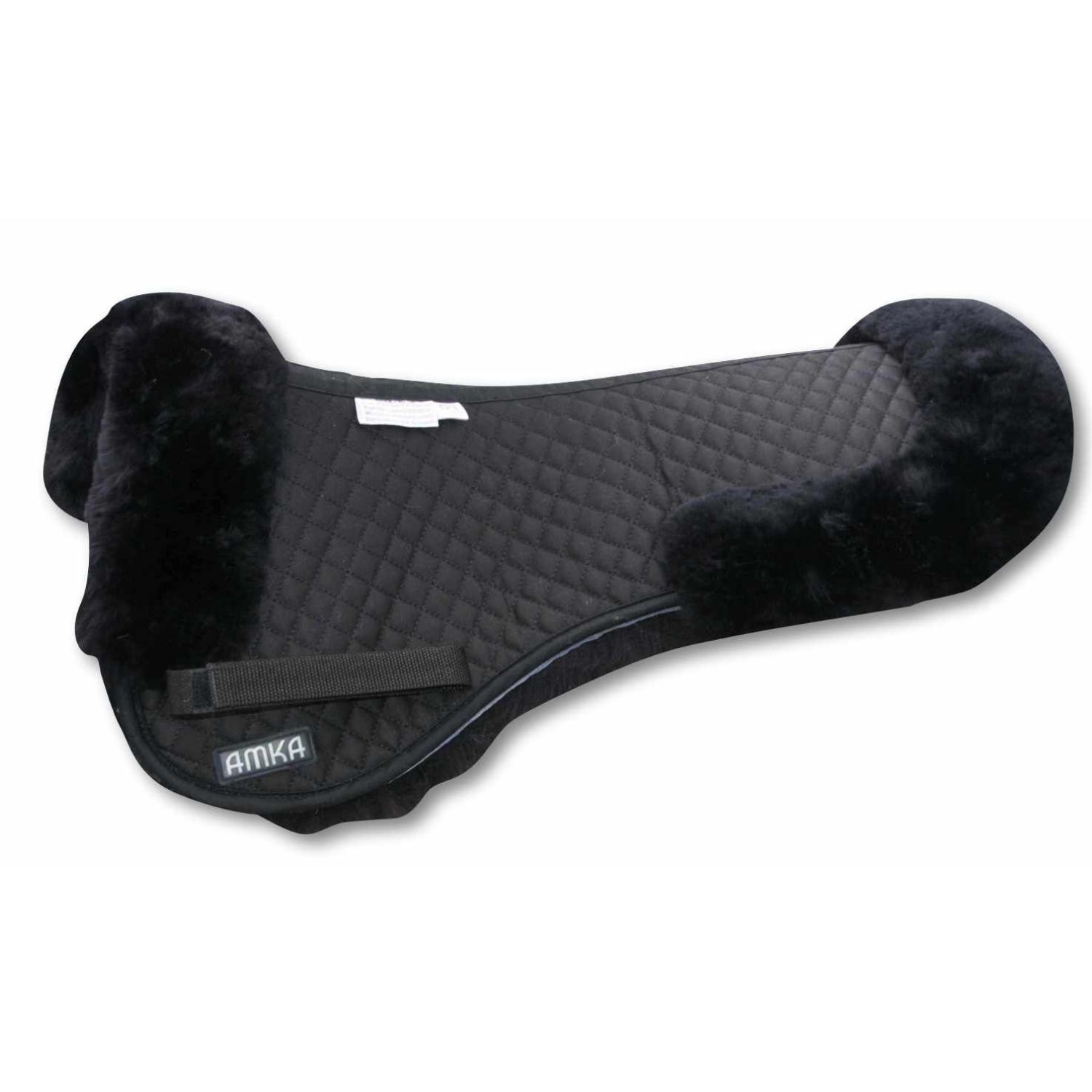 Schwarzes Sattelkissen mit Lammfell. Gepolsterte Oberfläche mit AMKA-Logo. Kissen mit zwei seitlichen Aussparungen.