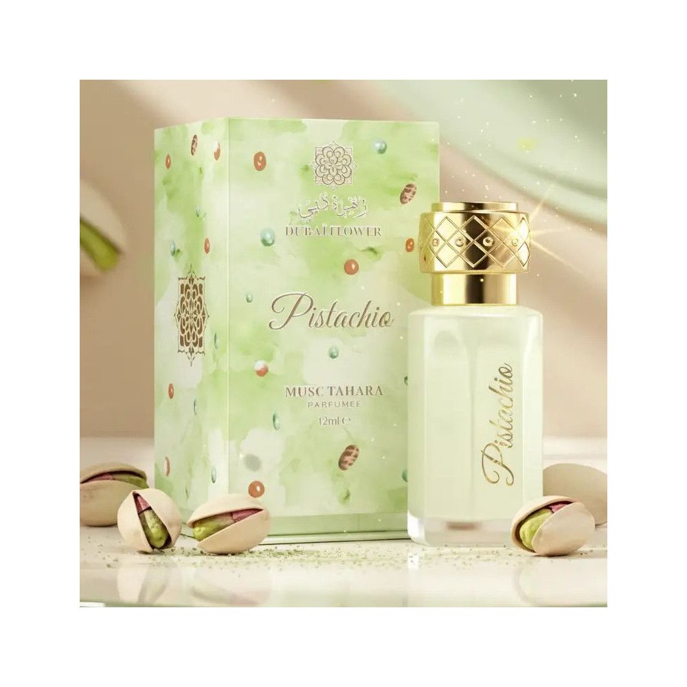 Parfümflakon und Verpackung. Hellgrüner Flakon mit goldener Kappe. Verpackung mit Pistazien-Motiv. Pistazienkerne liegen daneben.