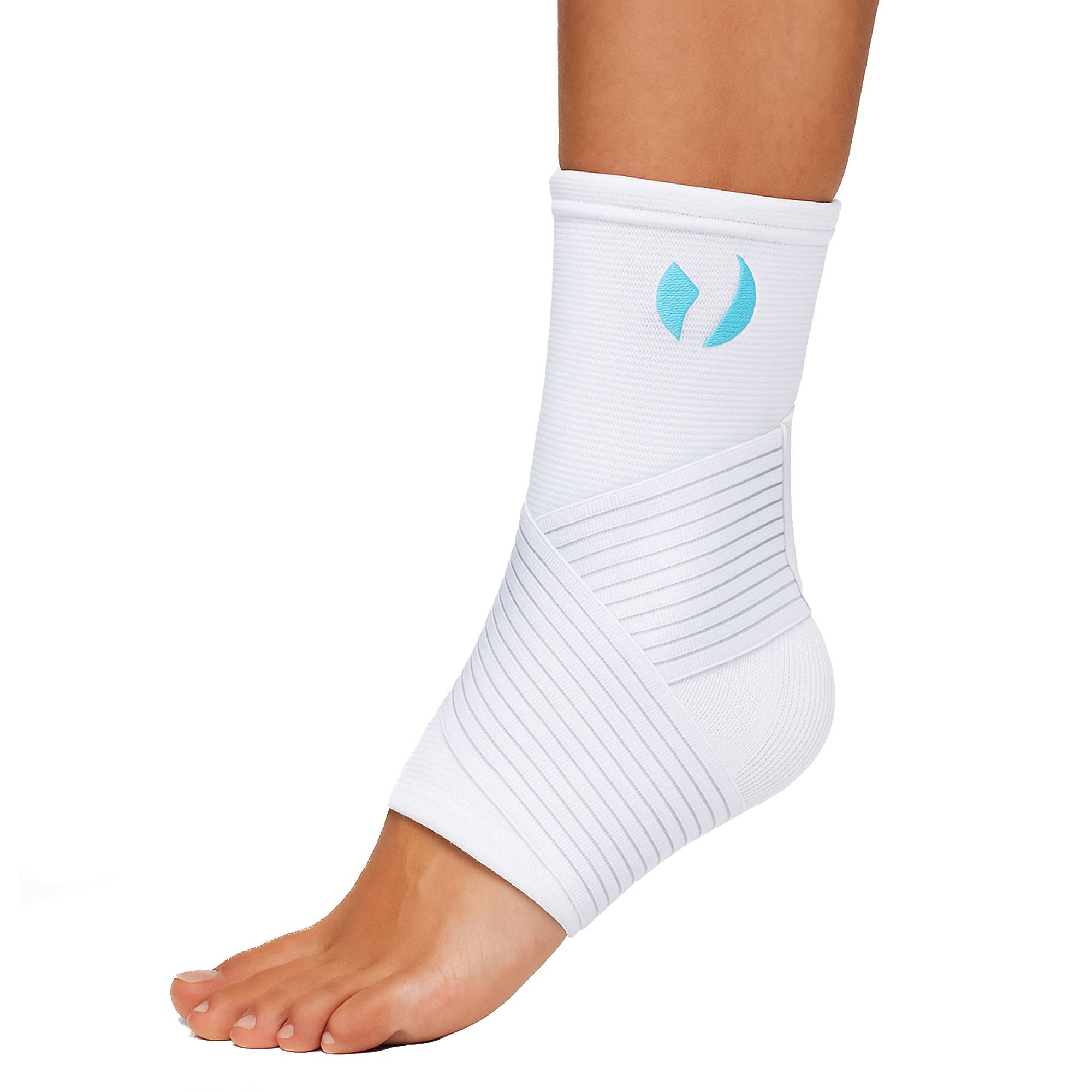 Weisse Sprunggelenkbandage mit blauem Logo. Elastische Bänder zur Unterstützung. Am Fuss einer Person getragen.