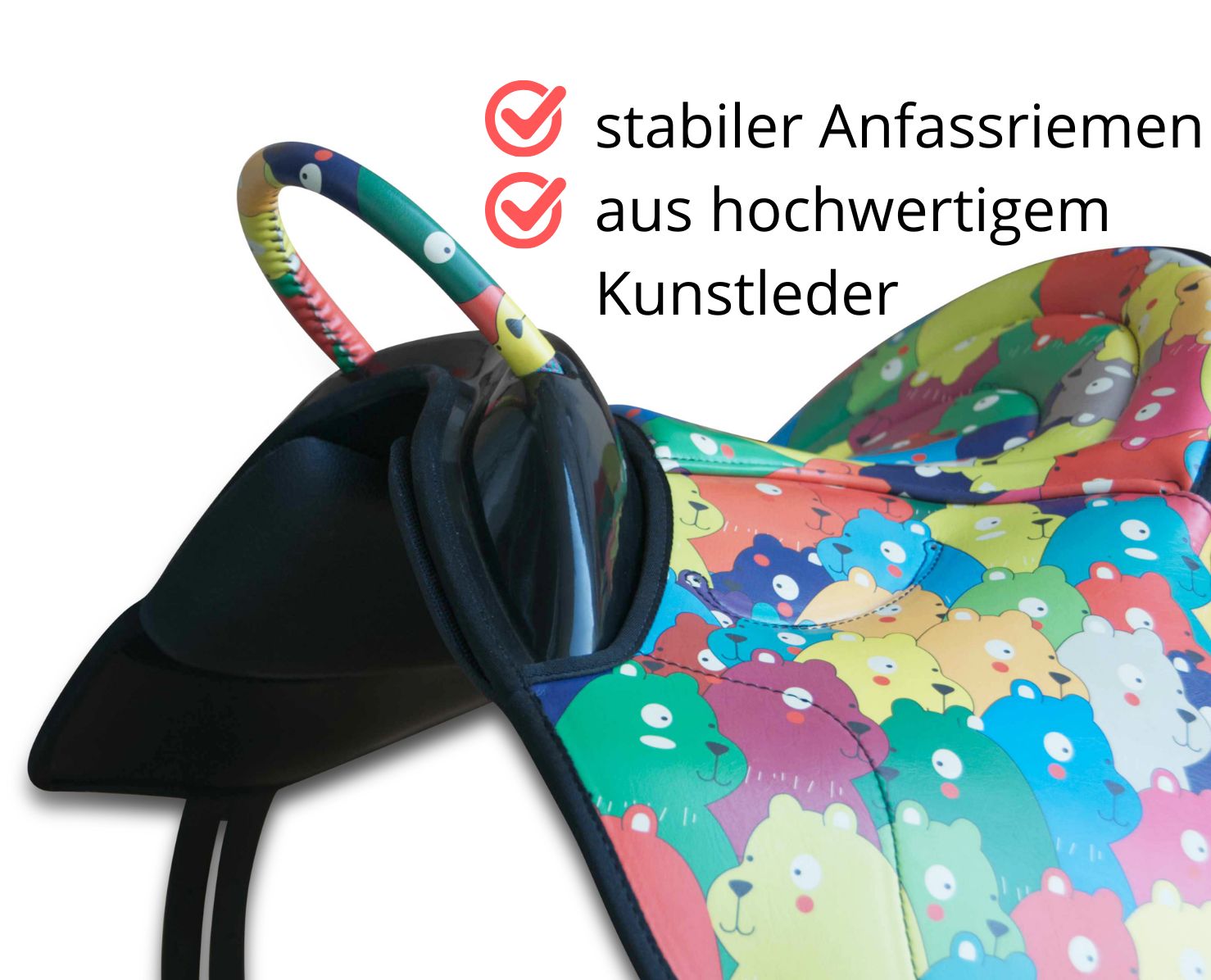 Detailansicht des Reitkissens. Text: 'stabiler Anfassriemen aus hochwertigem Kunstleder'. Bärenmuster sichtbar.