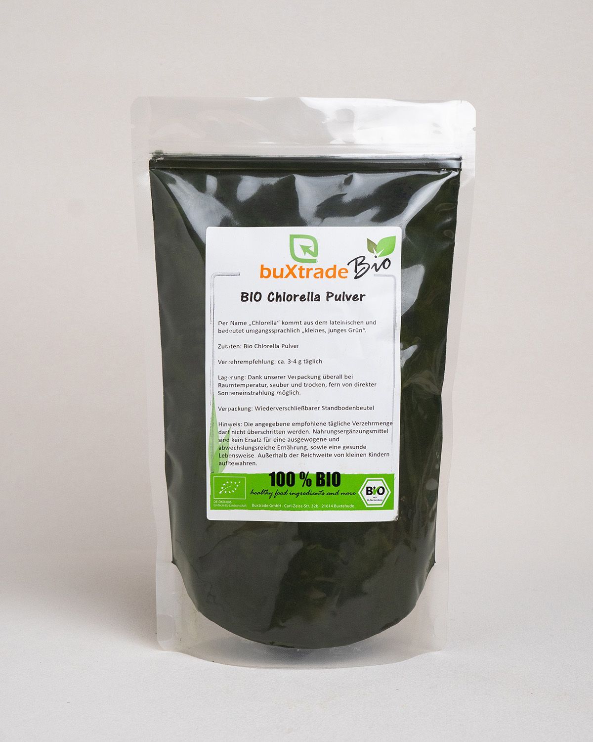 Transparenter Beutel mit buXtrade Bio Chlorella Pulver. Produktinformationen und Bio-Siegel aufgedruckt.