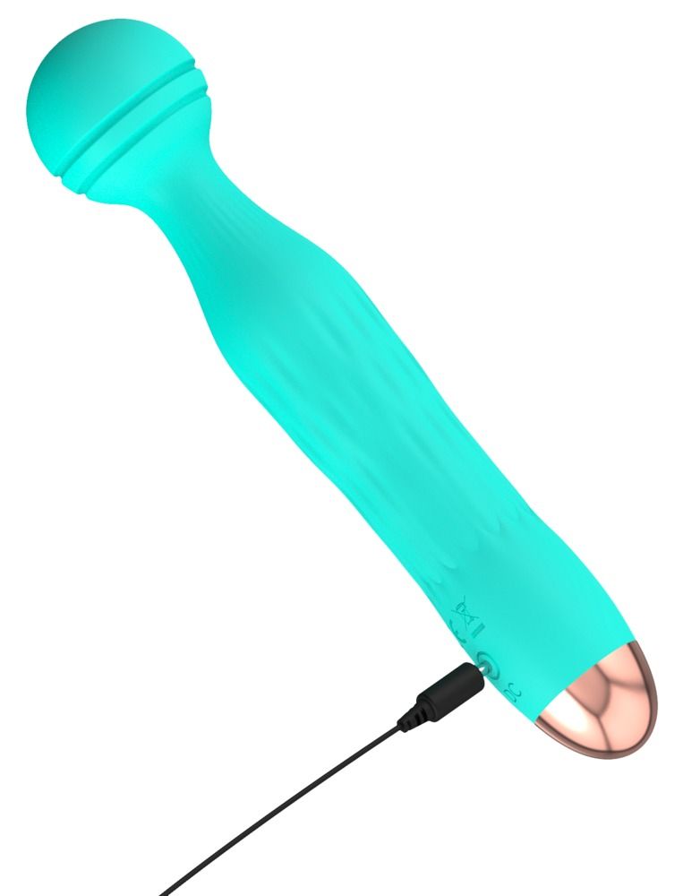 Mintgrüner Mini-Vibrator mit kugelförmigem Kopf, geripptem Griff und kupferfarbener Spitze. Ladekabel angeschlossen.