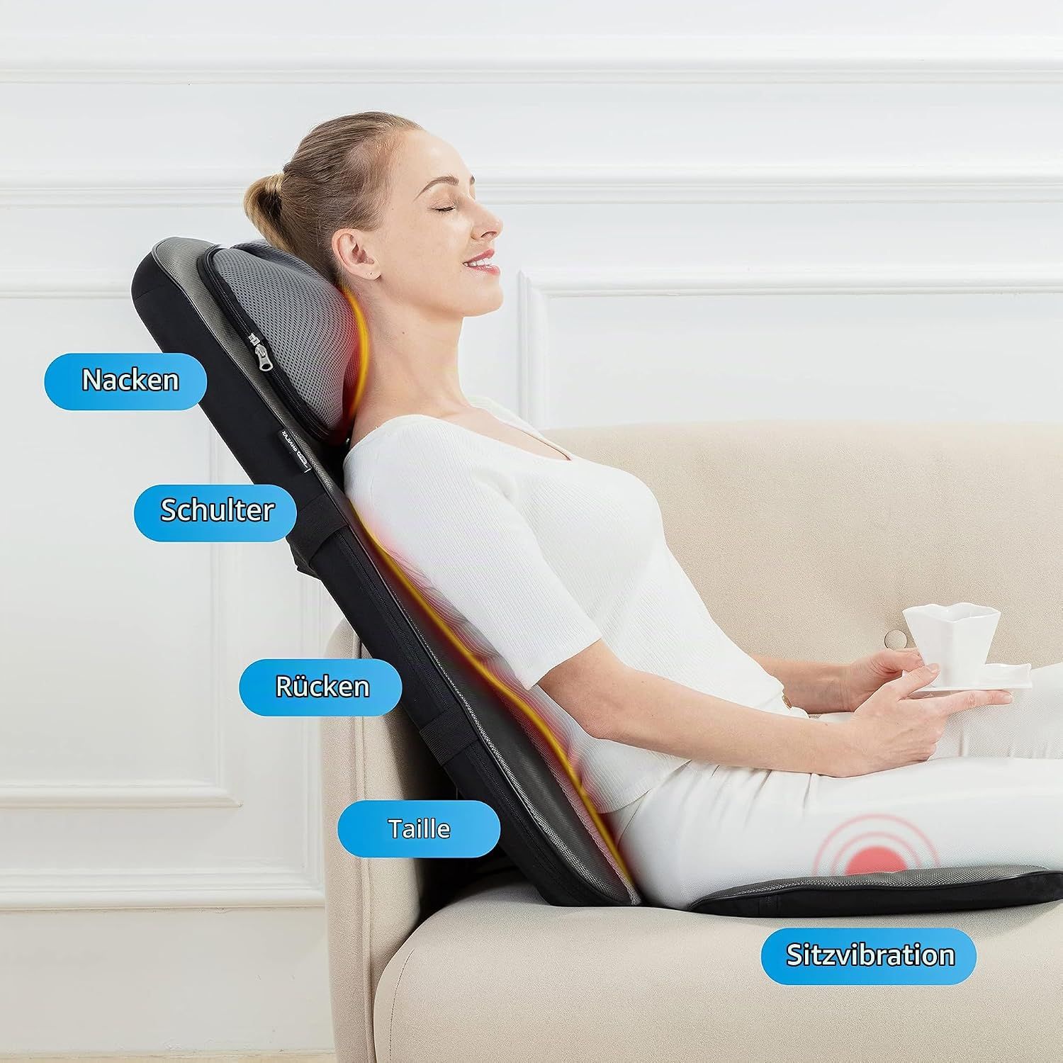 Frau sitzt auf einem Sofa und entspannt sich mit einem Massagekissen. Blaue Beschriftungen zeigen "Nacken", "Schulter", "Rücken", "Taille" und "Sitzvibration".