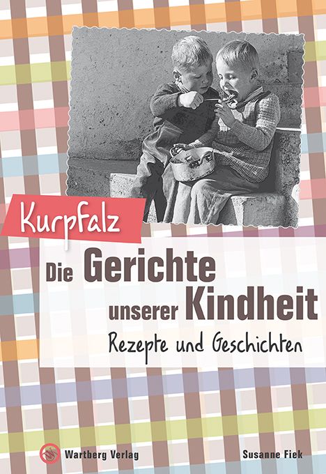 Buchcover mit zwei Kindern, die sich gegenseitig füttern. Titel: Die Gerichte unserer Kindheit. Autorin: Susanne Fiek. Verlag: Wartberg Verlag.