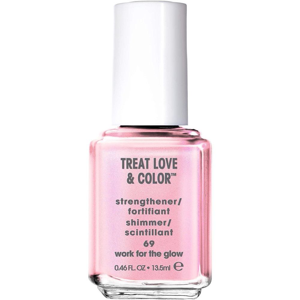 Nagellackflasche mit rosa Inhalt. Weißer Deckel. Aufschrift: Treat Love & Color, Stärkungsmittel, Schimmer, Farbton 69, work for the glow.