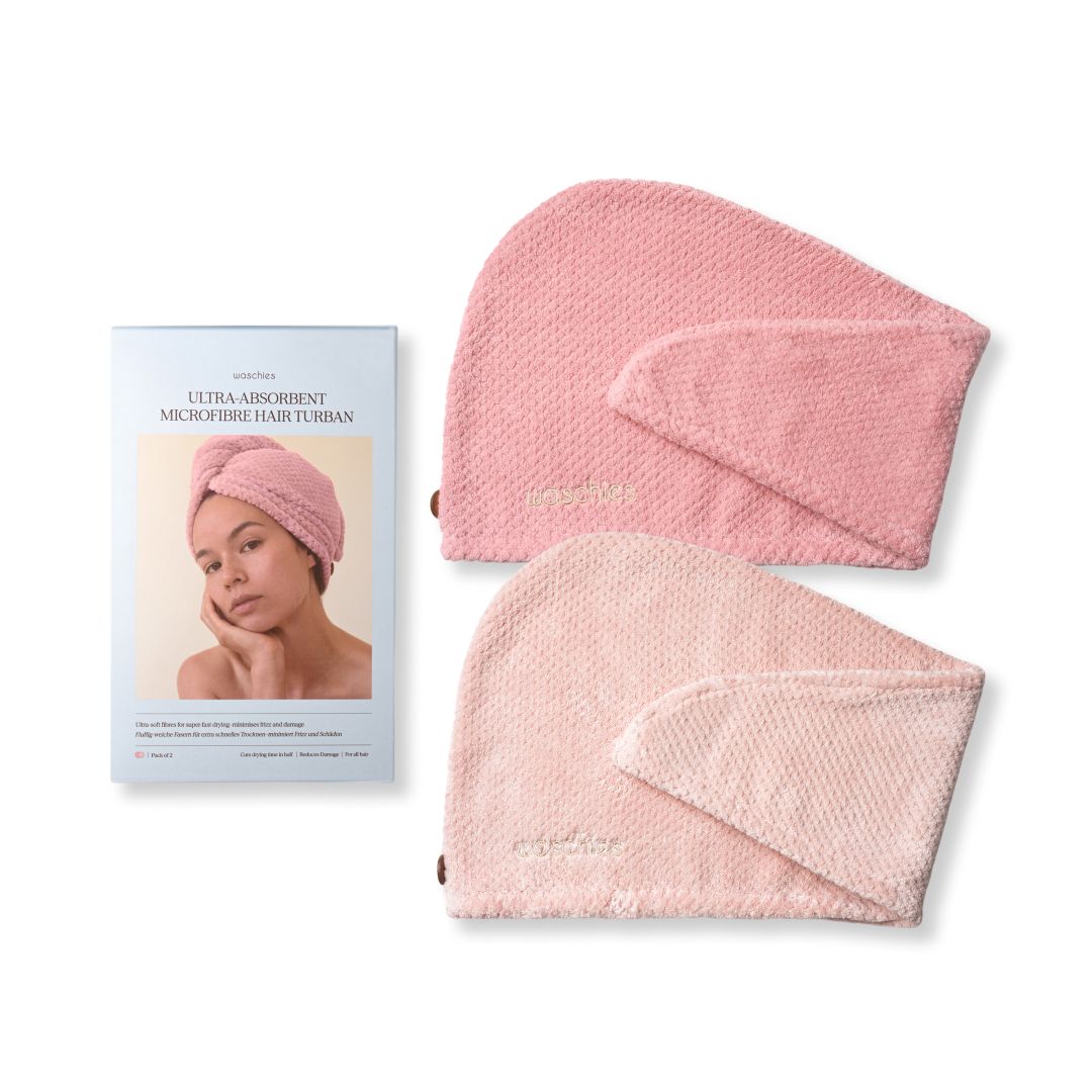 Zwei rosa Haarturbane mit Verpackung. Verpackung: Ultra-absorbierender Mikrofaser-Haarturban. Frau mit Turban.