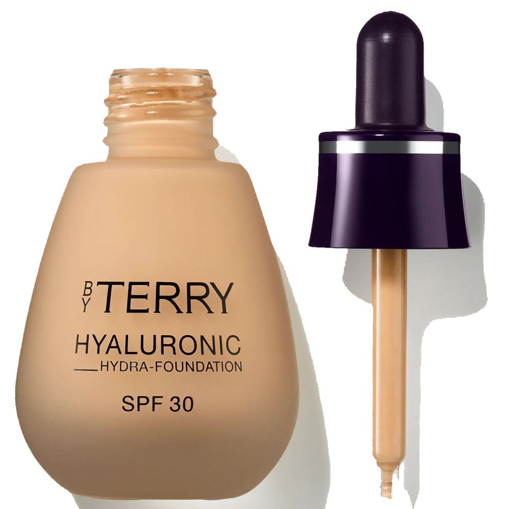 Beige Foundation-Flasche mit schwarzem Deckel und Pipette. Aufschrift: By Terry, Hyaluronic Hydra-Foundation, SPF 30.