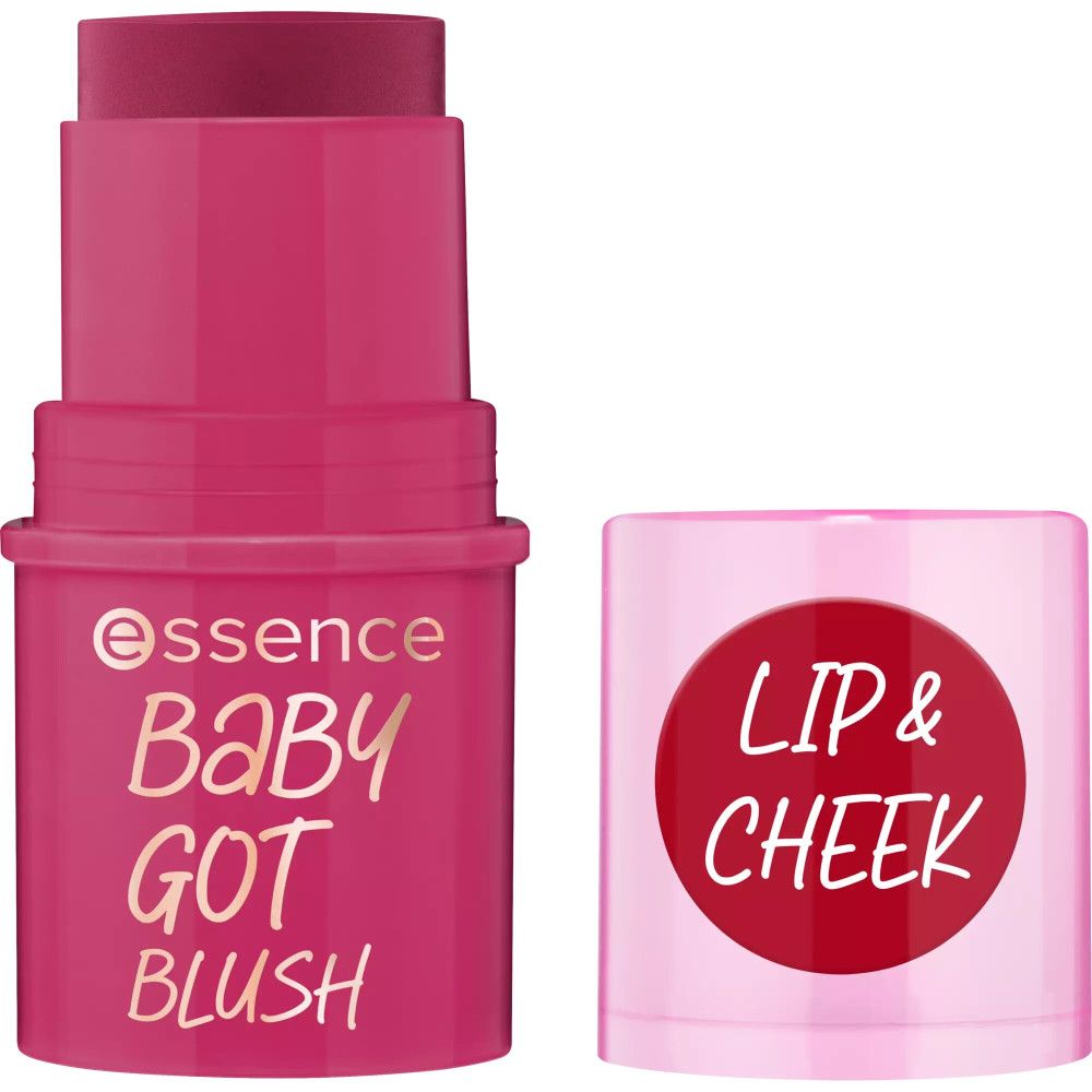 Rosa Wangenstift mit geöffneter Kappe. Auf dem Stift steht "Essence Baby Got Blush". Auf der Kappe steht "Lip & Cheek".