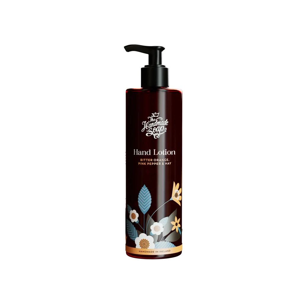 Braune Handlotion-Flasche mit schwarzem Pumpkopf. Aufschrift: Hand Lotion, Bitter Orange, Pink Pepper & Hay. Blumenmuster.