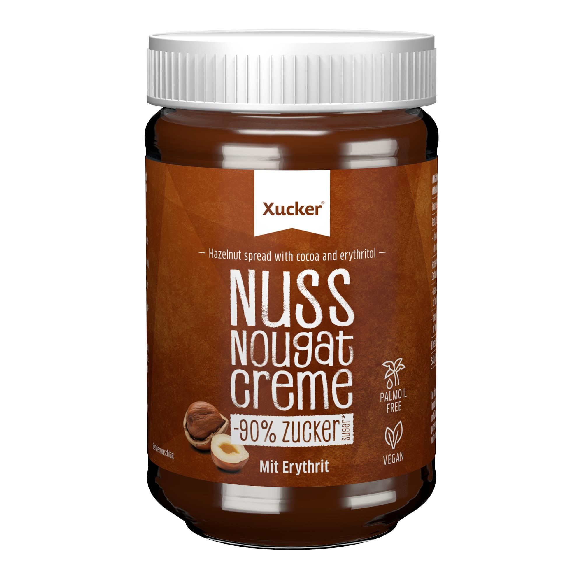 Glas mit Nuss-Nougat-Creme. Aufschrift: Nuss Nougat Creme, -90% Zucker, Mit Erythrit. Marke: Xucker. Vegan, Palmölfrei.