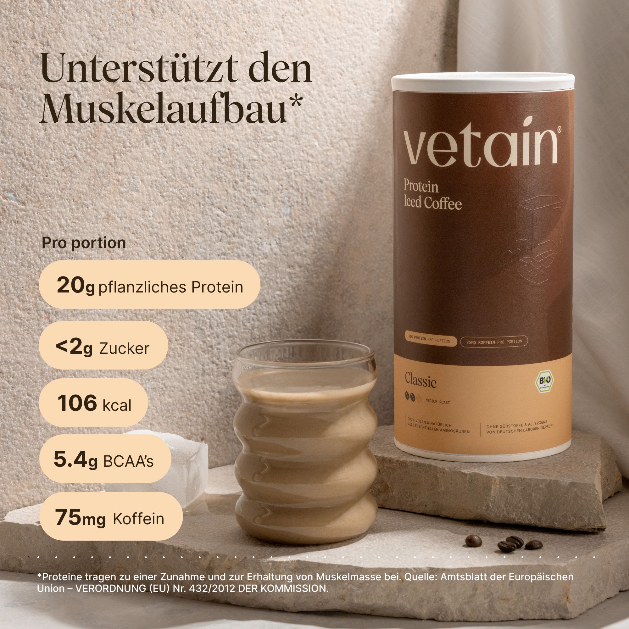 Dose Vetain Protein Iced Coffee neben Glas mit Getränk. Text: 20g pflanzliches Protein, <2g Zucker, 106 kcal, 5.4g BCAAs, 75mg Koffein.
