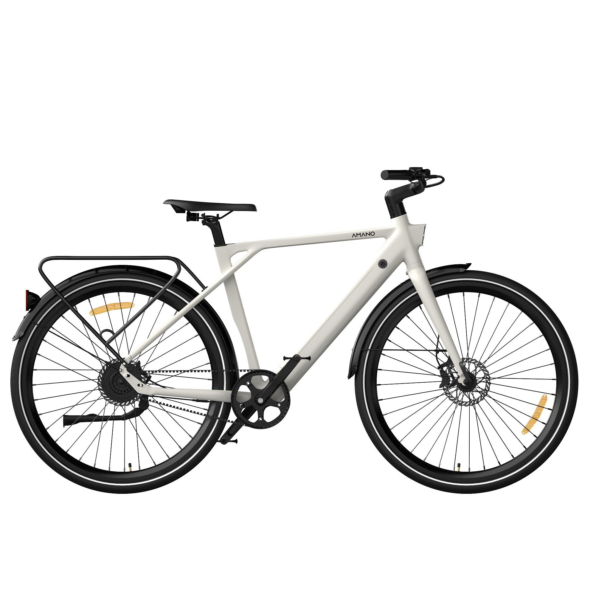 Weißes AMANO S900 E-Bike. Schwarze Reifen, Gepäckträger und Schutzbleche. Carbon-Riemenantrieb. Marke am Rahmen.