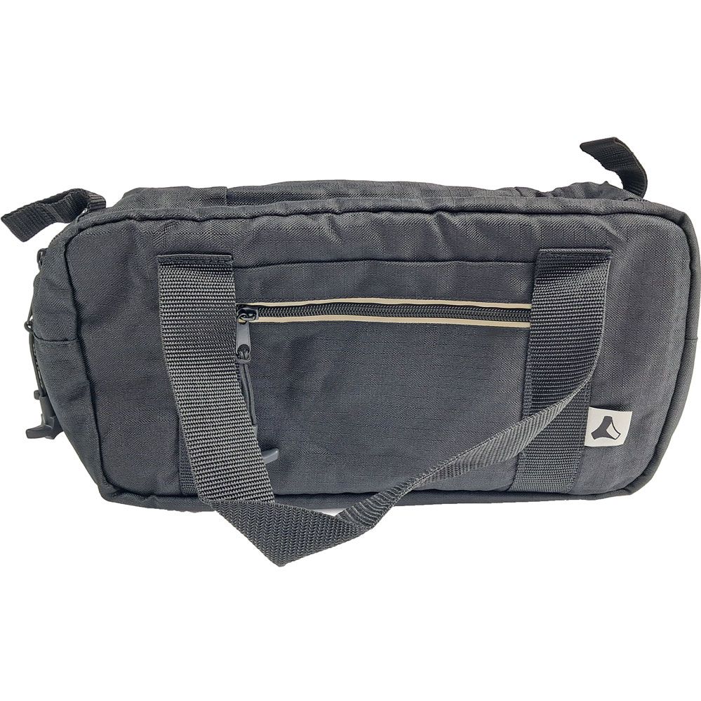 Dunkelgraue Tasche mit Reißverschluss und Tragegriffen. Kleines Logo auf der Seite. Beige Linie am Reißverschluss.
