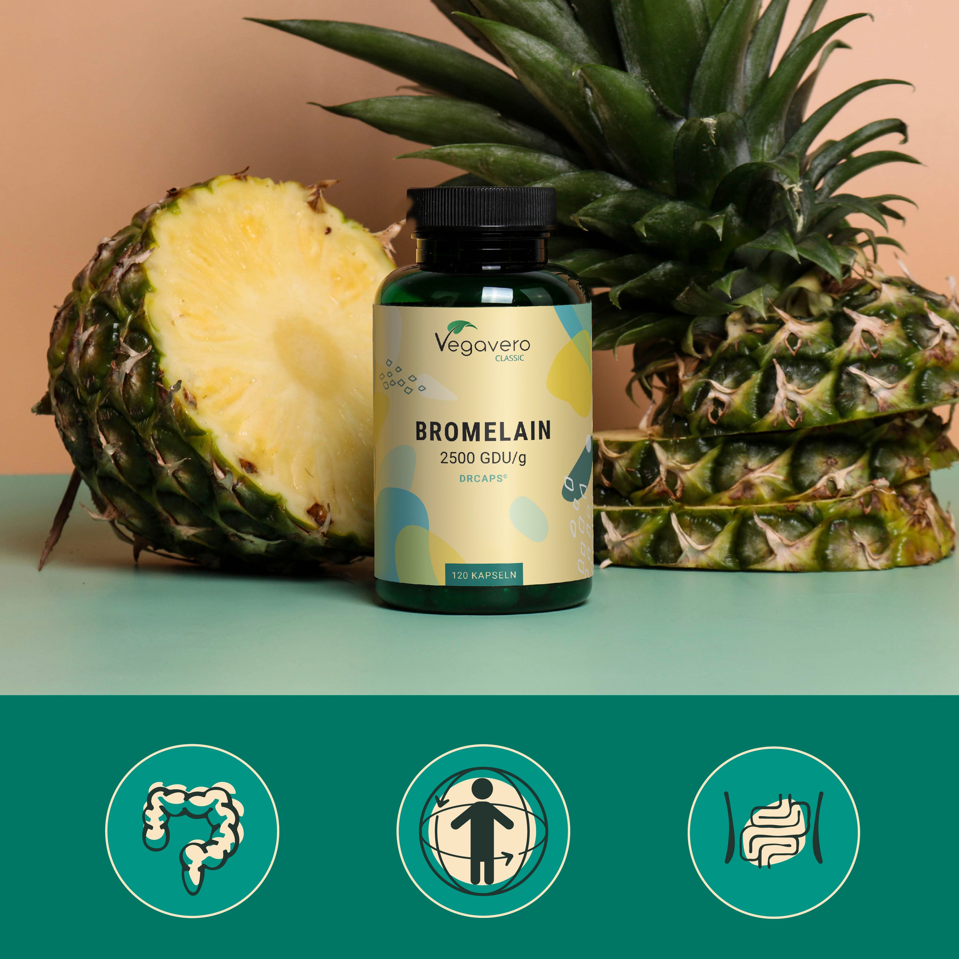 Grüne Flasche mit Bromelain 2500 GDU/g und Ananas. 120 Kapseln. Marke: Vegavaro. Im Hintergrund Ananas.