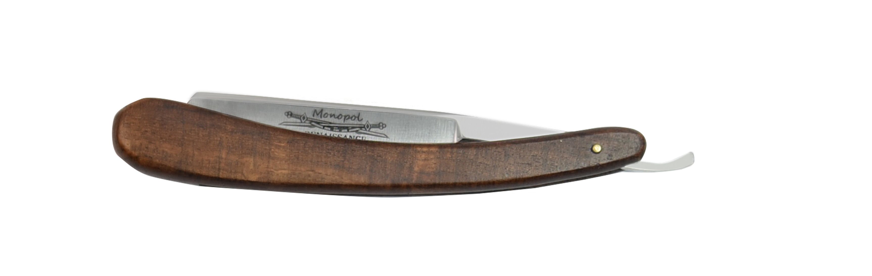 Geschlossenes Rasiermesser mit Holzgriff. Klinge mit Schriftzug, auf weißem Hintergrund.