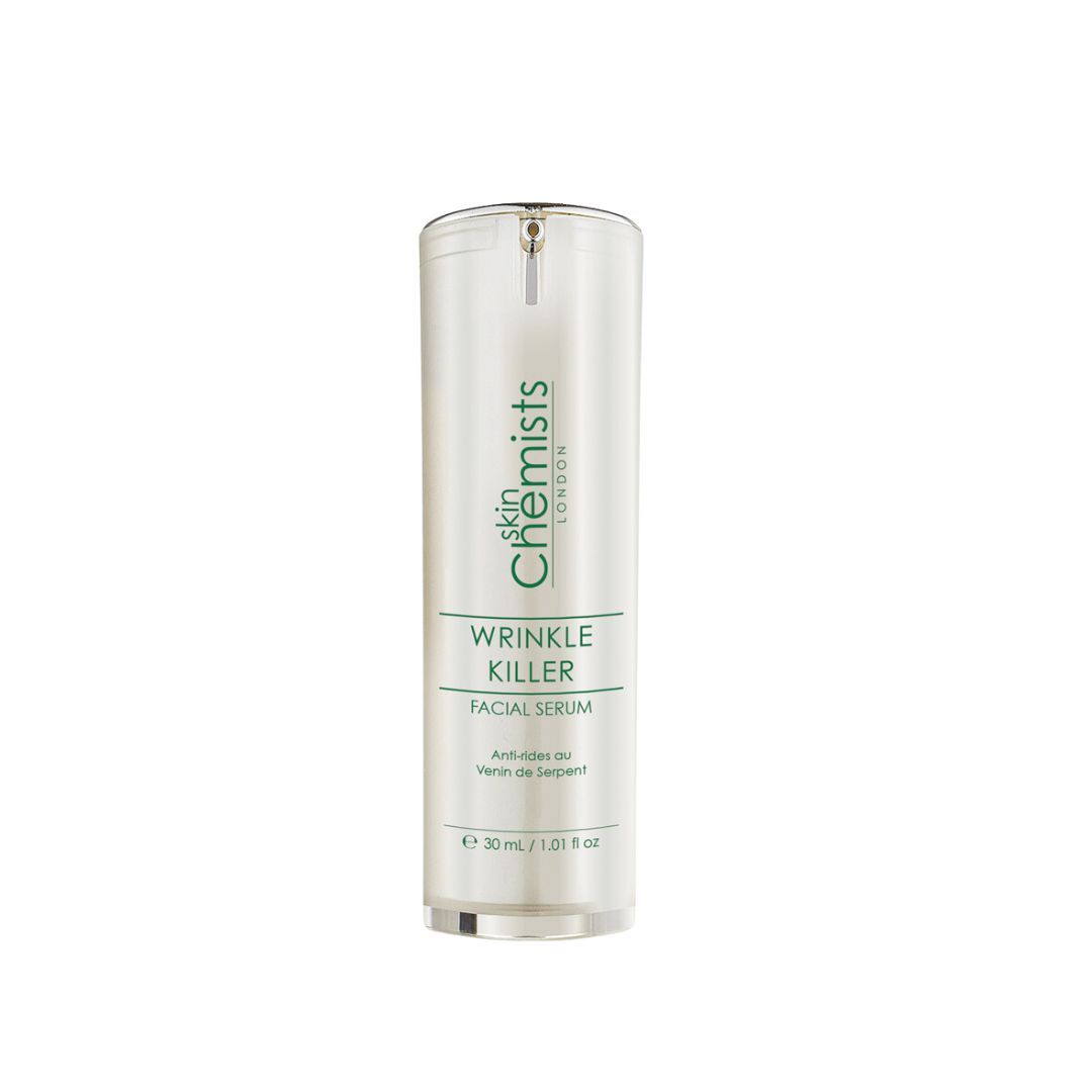 Zylindrische Flasche mit Serum. Aufschrift: skinChemists, Wrinkle Killer Facial Serum. Enthält 30 ml.