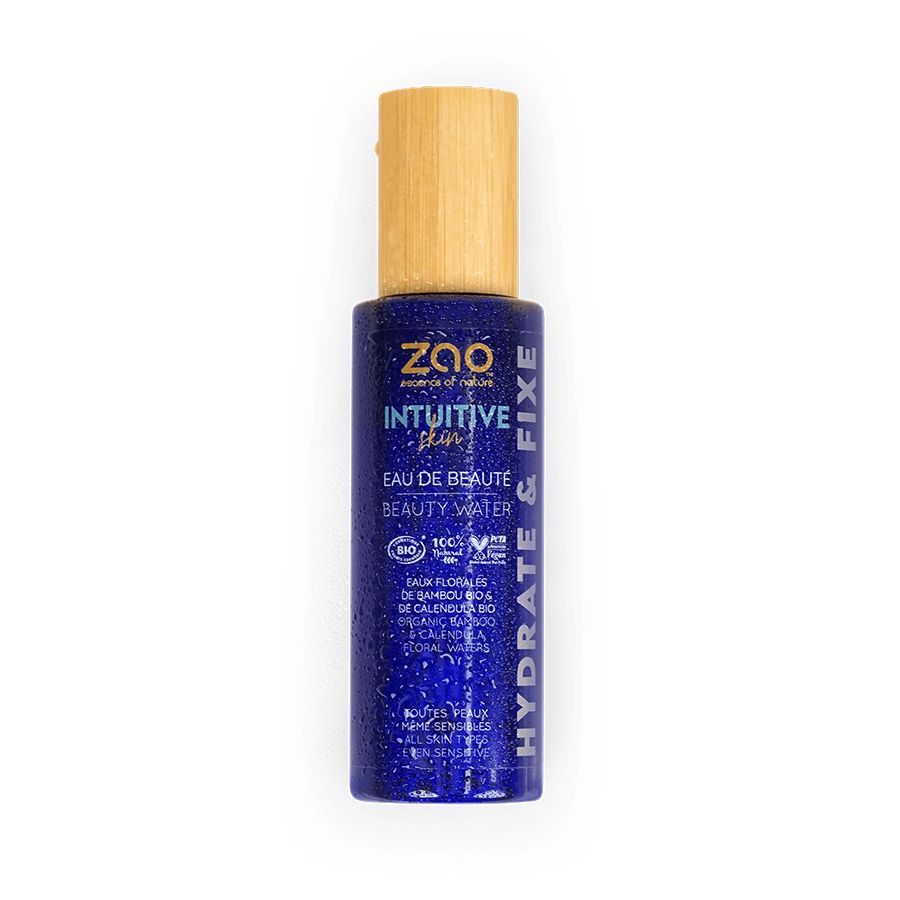 Blaue Kosmetikflasche mit Holzdeckel. Aufschrift: ZAO, INTUITIVE SKIN, EAU DE BEAUTÉ, BIO-Zertifizierung, vegan.