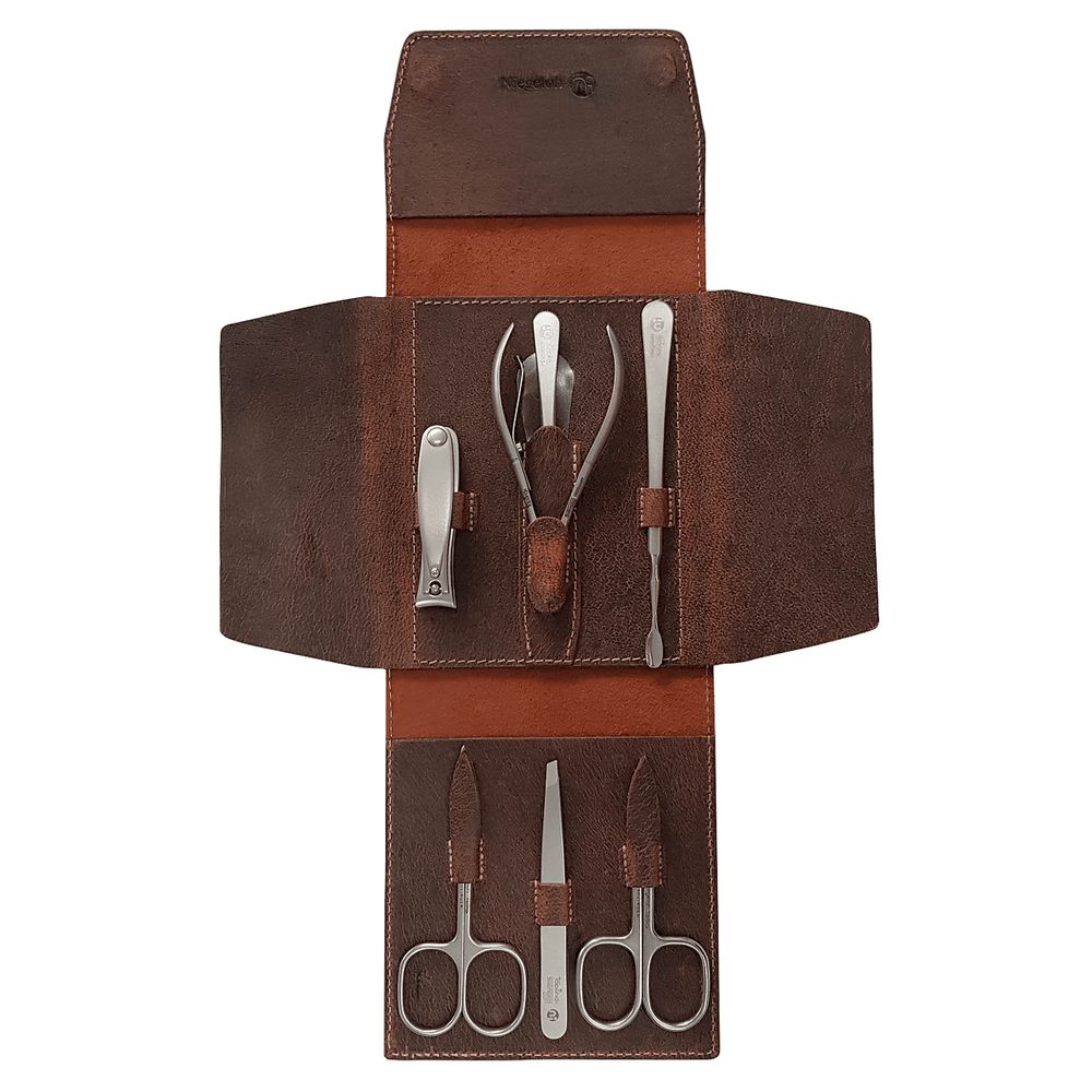 Geöffnetes braunes Lederetui mit Maniküre-Werkzeugen: Schere, Feile, Pinzette, Nagelknipser, Hufstäbchen.
