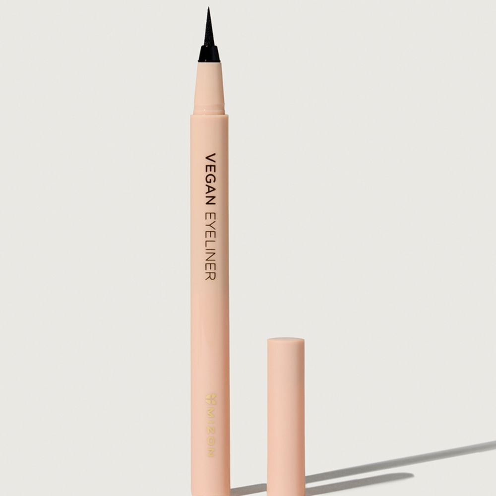 Beige Eyeliner-Stift mit schwarzer Spitze und abgenommener Kappe. Aufschrift 'VEGAN EYELINER'.