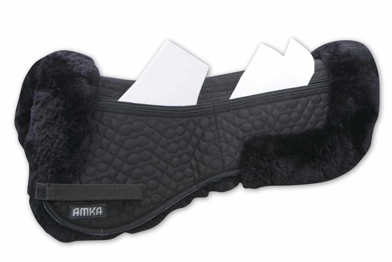 Schwarzes Sattelkissen mit Fellrand und Klettverschluss. Oben befinden sich weiße Einlagen.