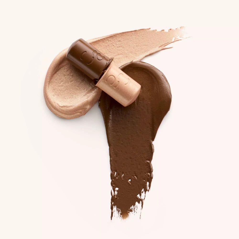 Zwei Farbtöne des Contouring-Sticks auf hellem Hintergrund. Dunkle und helle Texturen. Produktname nicht sichtbar.