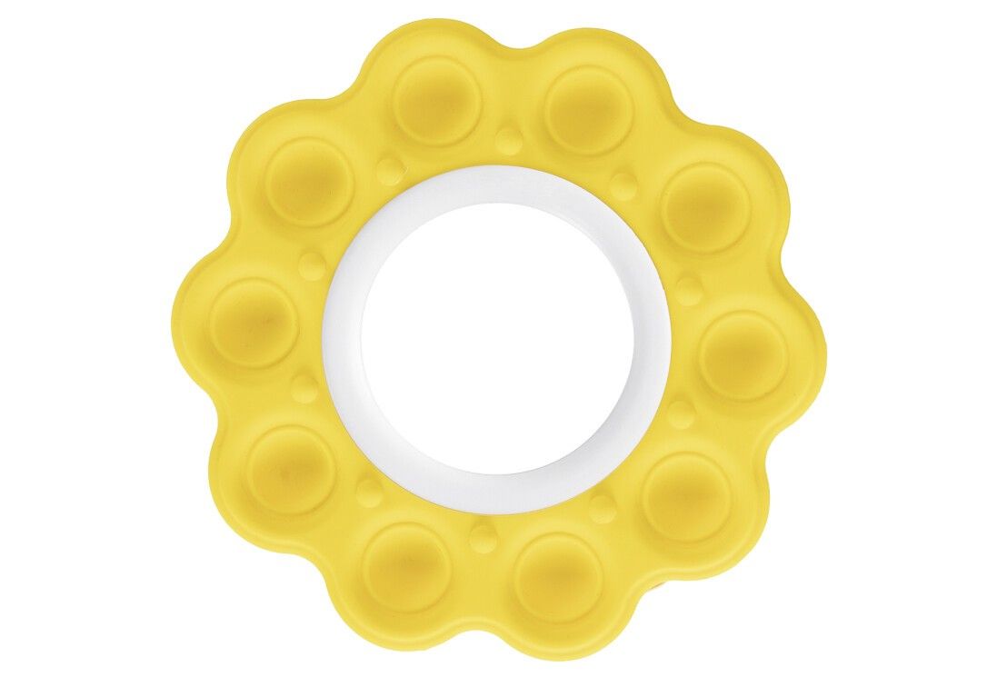 Gelbes, blütenförmiges Spielzeug mit weißem Innenring und 10 runden, erhabenen Elementen. Ein geprägtes Logo ist sichtbar.