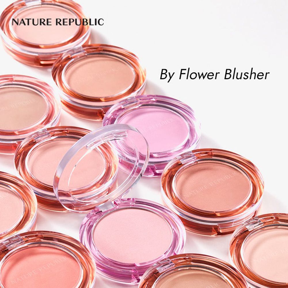 Mehrere NATURE REPUBLIC By Flower Blusher Rouge-Puder in verschiedenen Rosatönen. Transparente Verpackung.