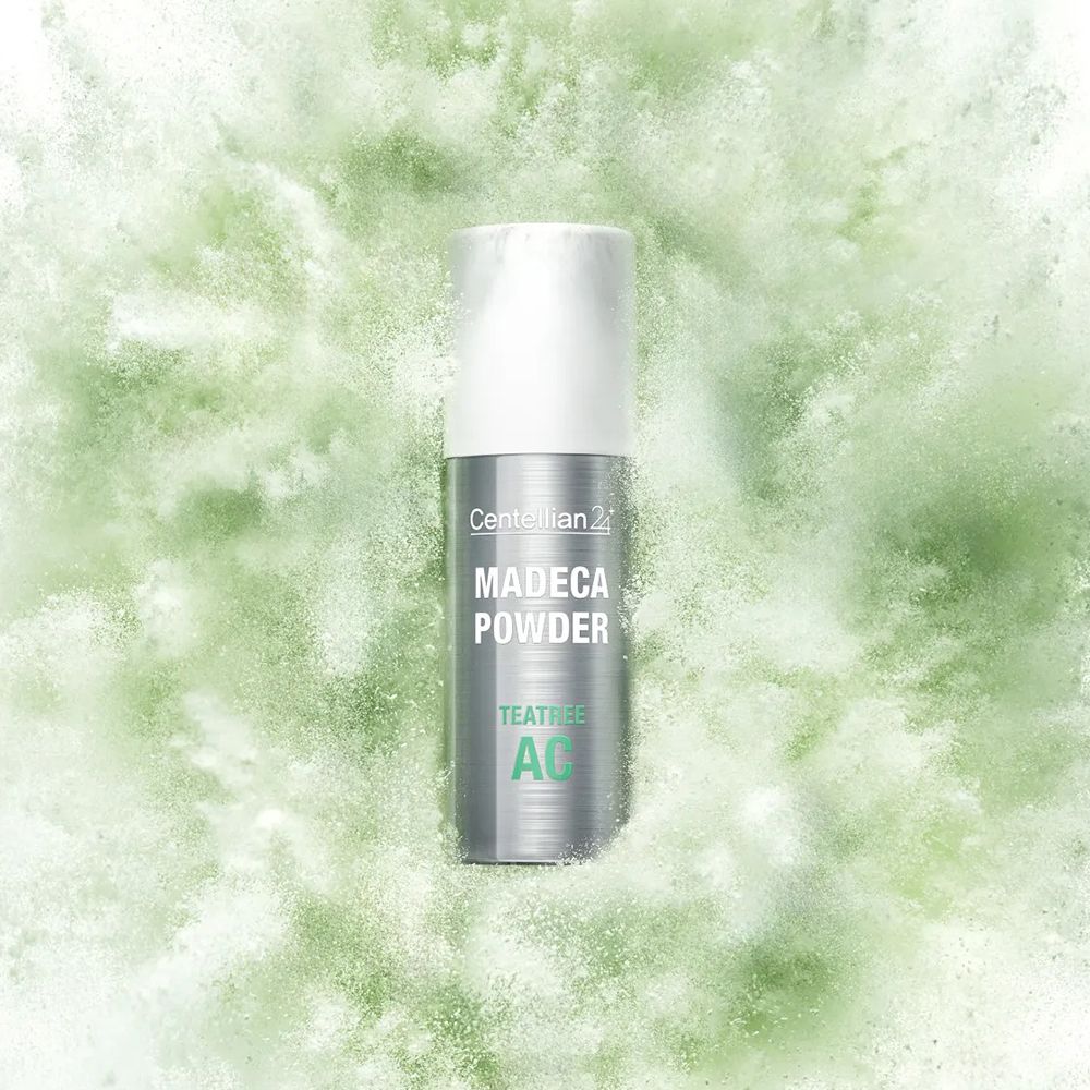 Centellian24 Madeca Powder TeaTree AC Flasche in grünem Pulvernebel.