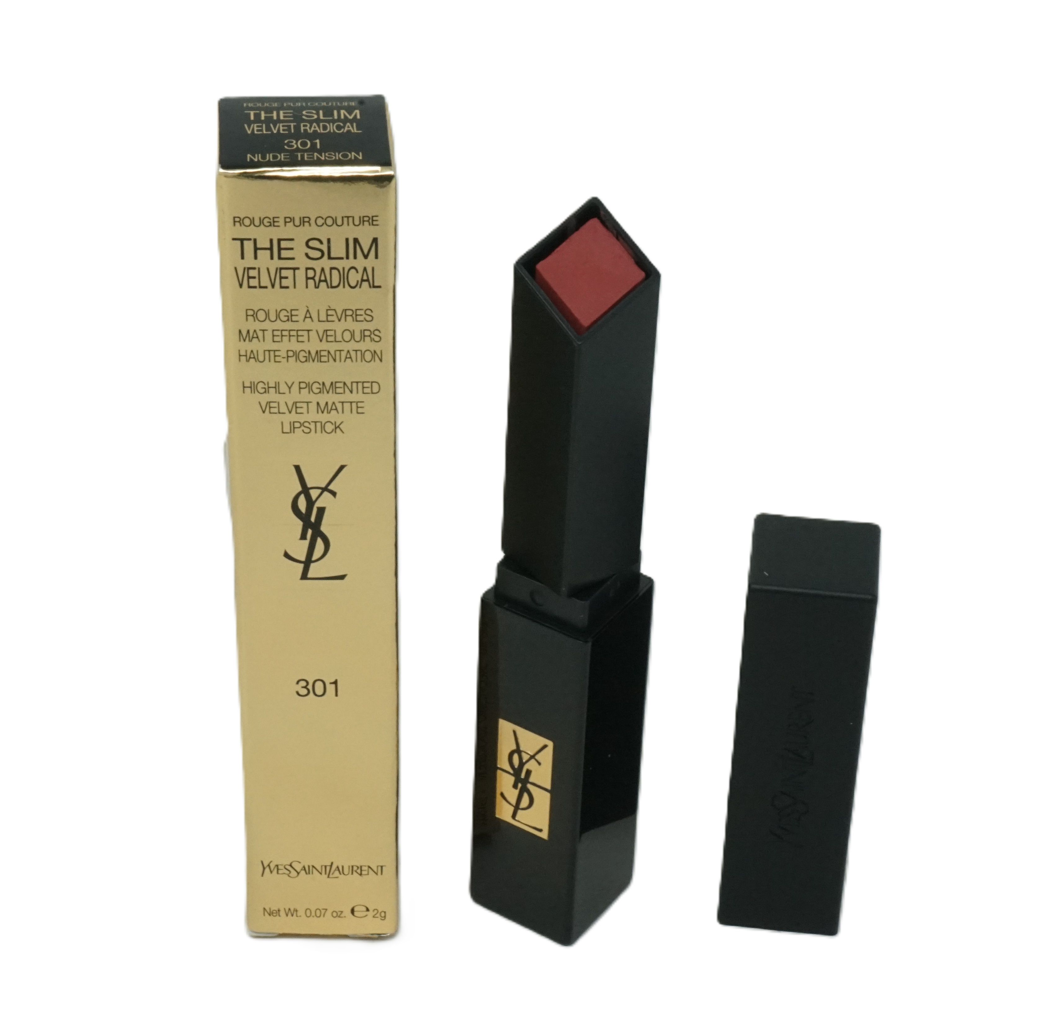 Schwarzer Lippenstift mit goldener Verpackung. Auf der Verpackung steht "Yves Saint Laurent The Slim Velvet Radical 301 Nude Tension".