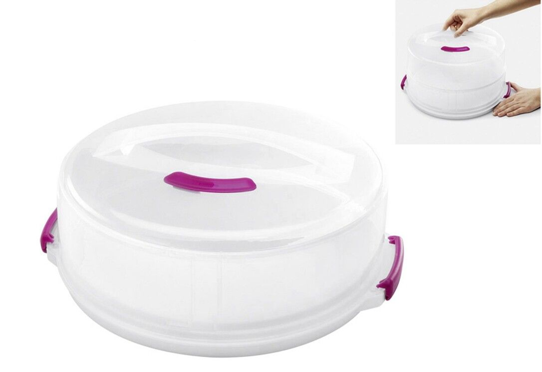 Weißer, runder Kuchenbehälter mit transparentem Deckel und pinkfarbenen Griffen. Inset: Hand öffnet den Deckel.