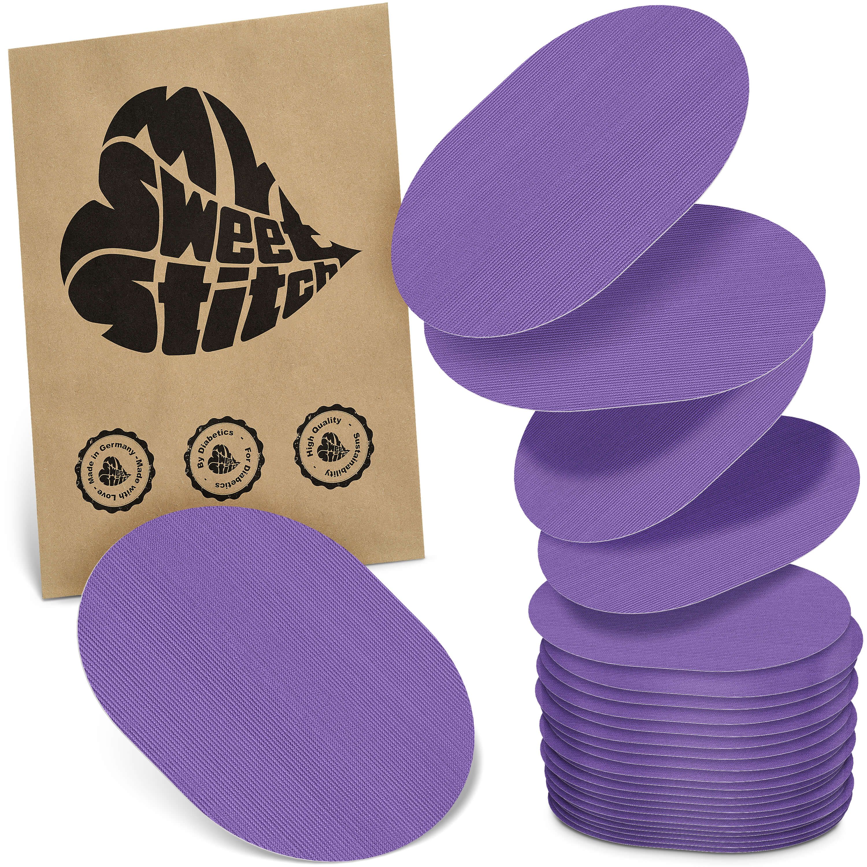 Oval geformte Pflaster in Lila. Neben einer braunen Papiertüte mit Logo. Stapel von Pflastern.