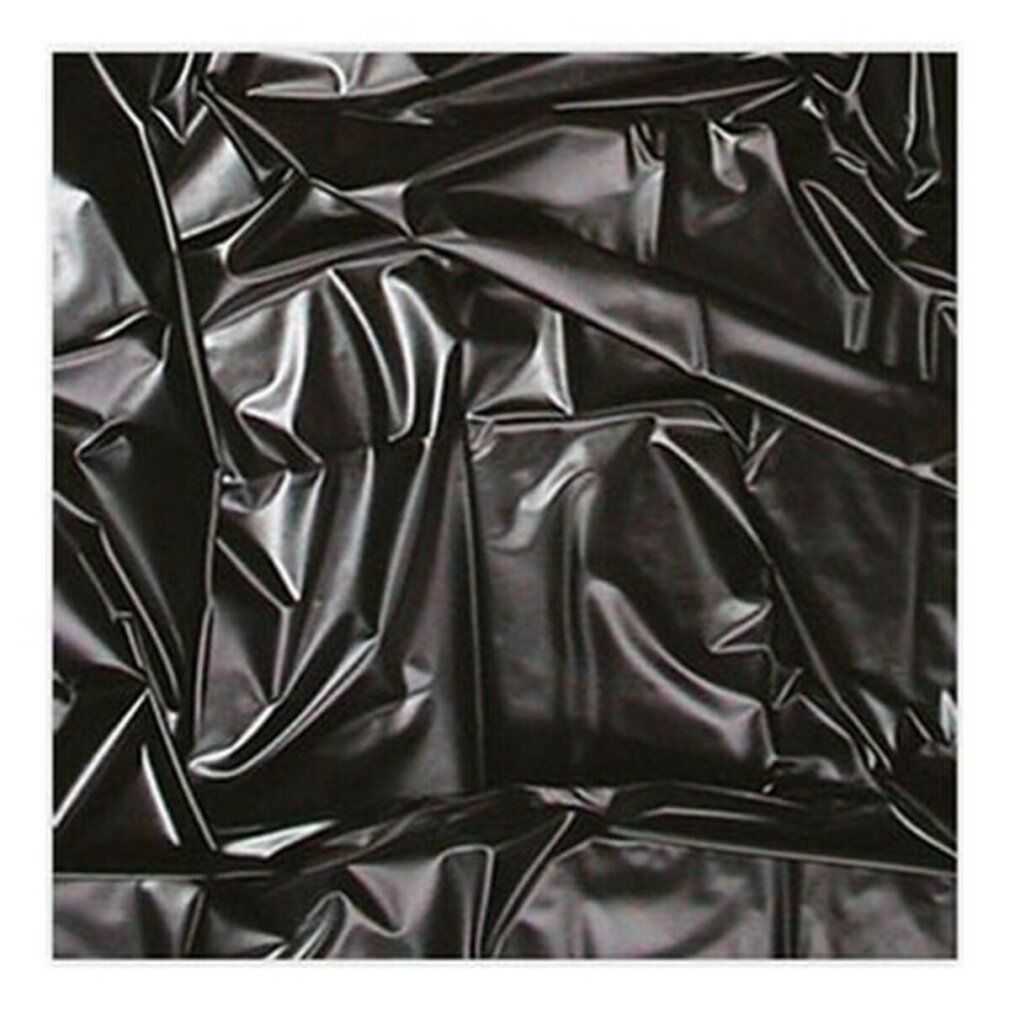 Schwarzes, glänzendes Sex-Laken. Falten und Reflexionen auf der Oberfläche. Quadratische Form.