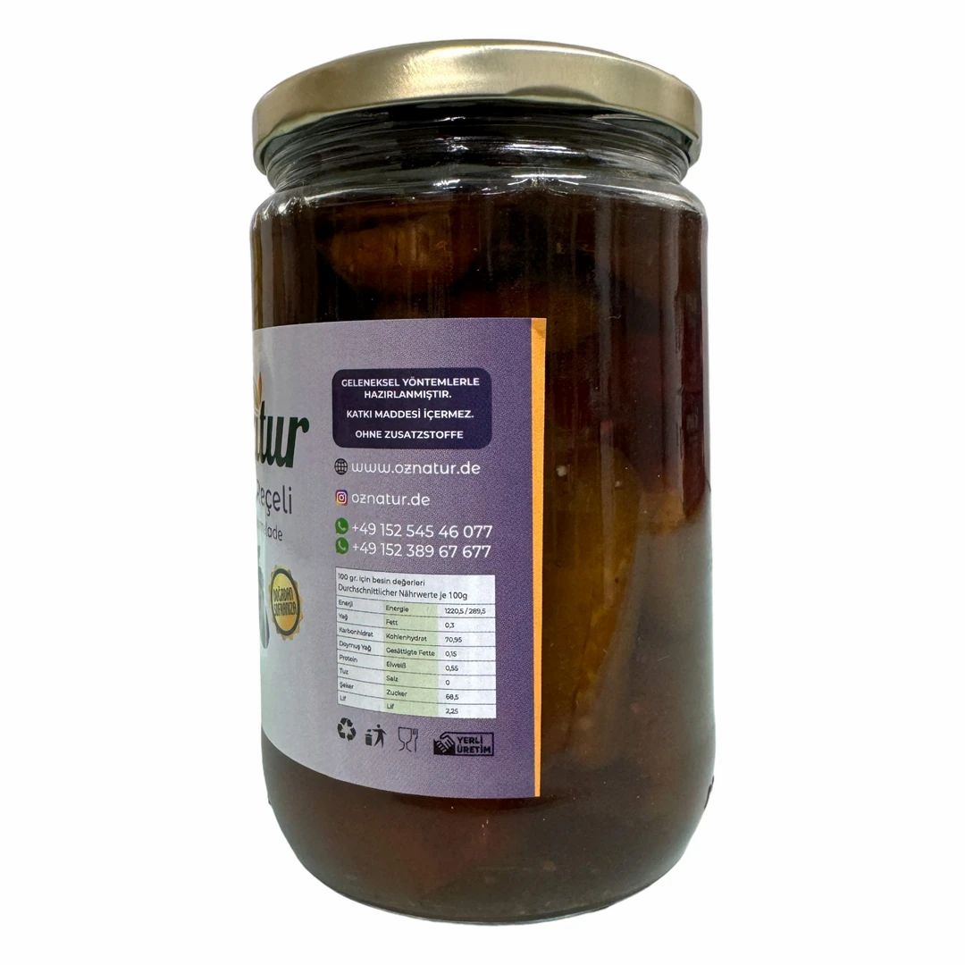 Glas mit türkischer Auberginen Konfitüre. Rückseite mit Etikett, Text und Produktinformationen.