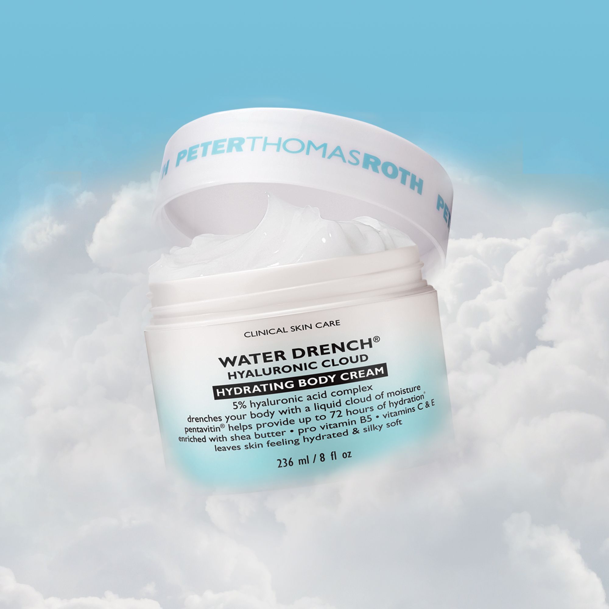 Geöffneter Cremebehälter mit Creme. Aufschrift: Water Drench Hyaluronic Cloud Hydrating Body Cream. Hintergrund: Wolken.
