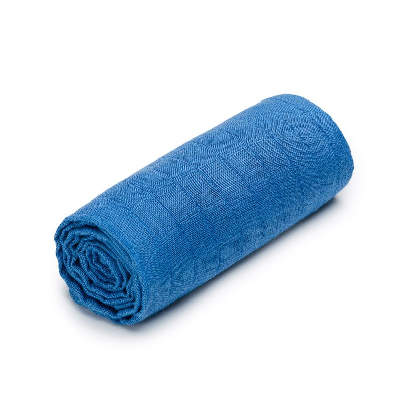 Ein blaues, gerolltes Handtuch mit Gittermuster.
