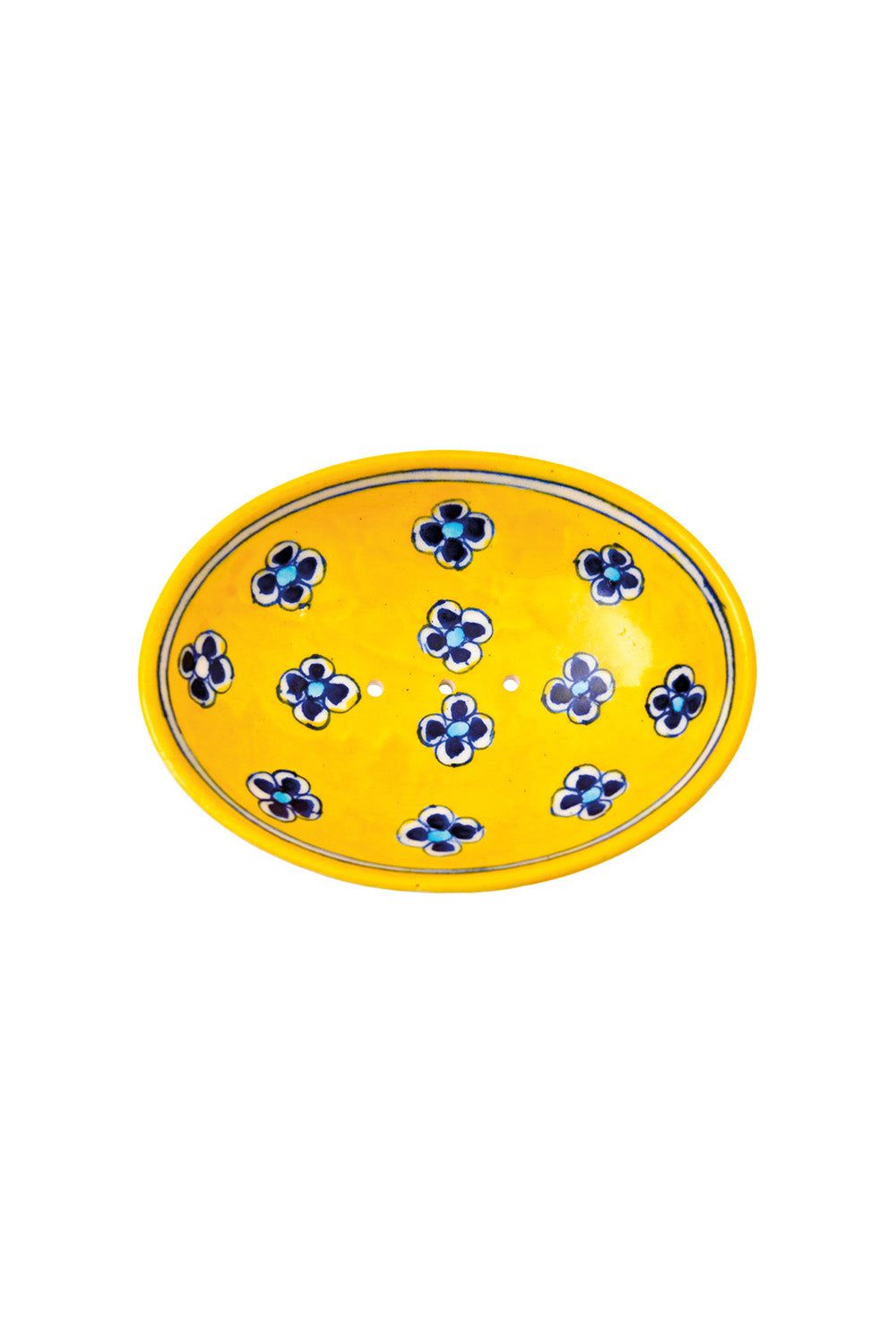 Gelbe Seifenschale mit blau-weißen Blumenmuster. Ovale Form. Drei Löcher. Blaue Umrandung.