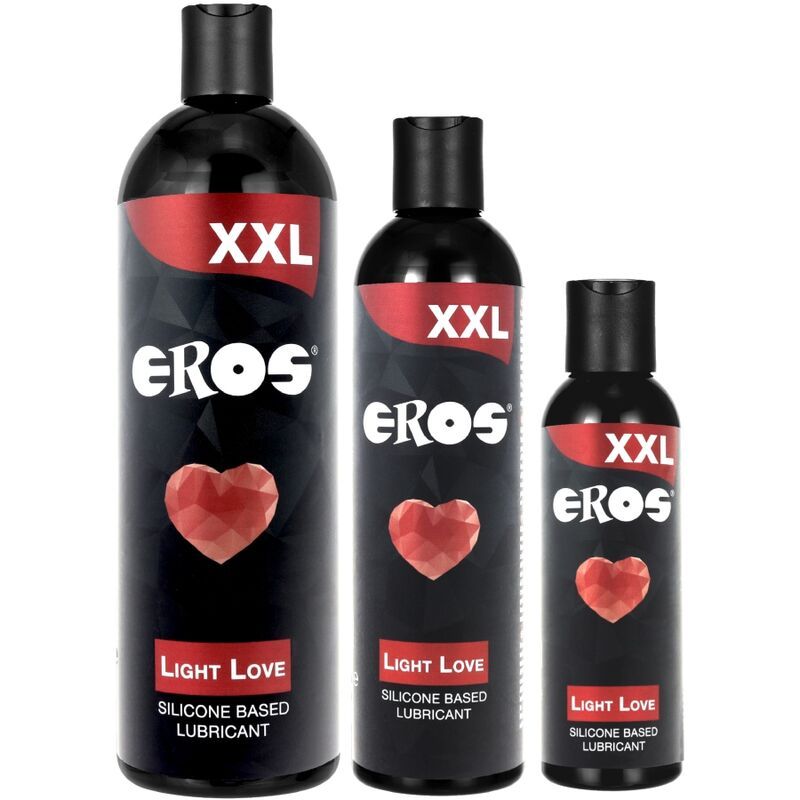 Drei Flaschen mit schwarzem Etikett. Aufschrift: EROS, XXL, Light Love, Herz-Symbol. Verschiedene Größen.