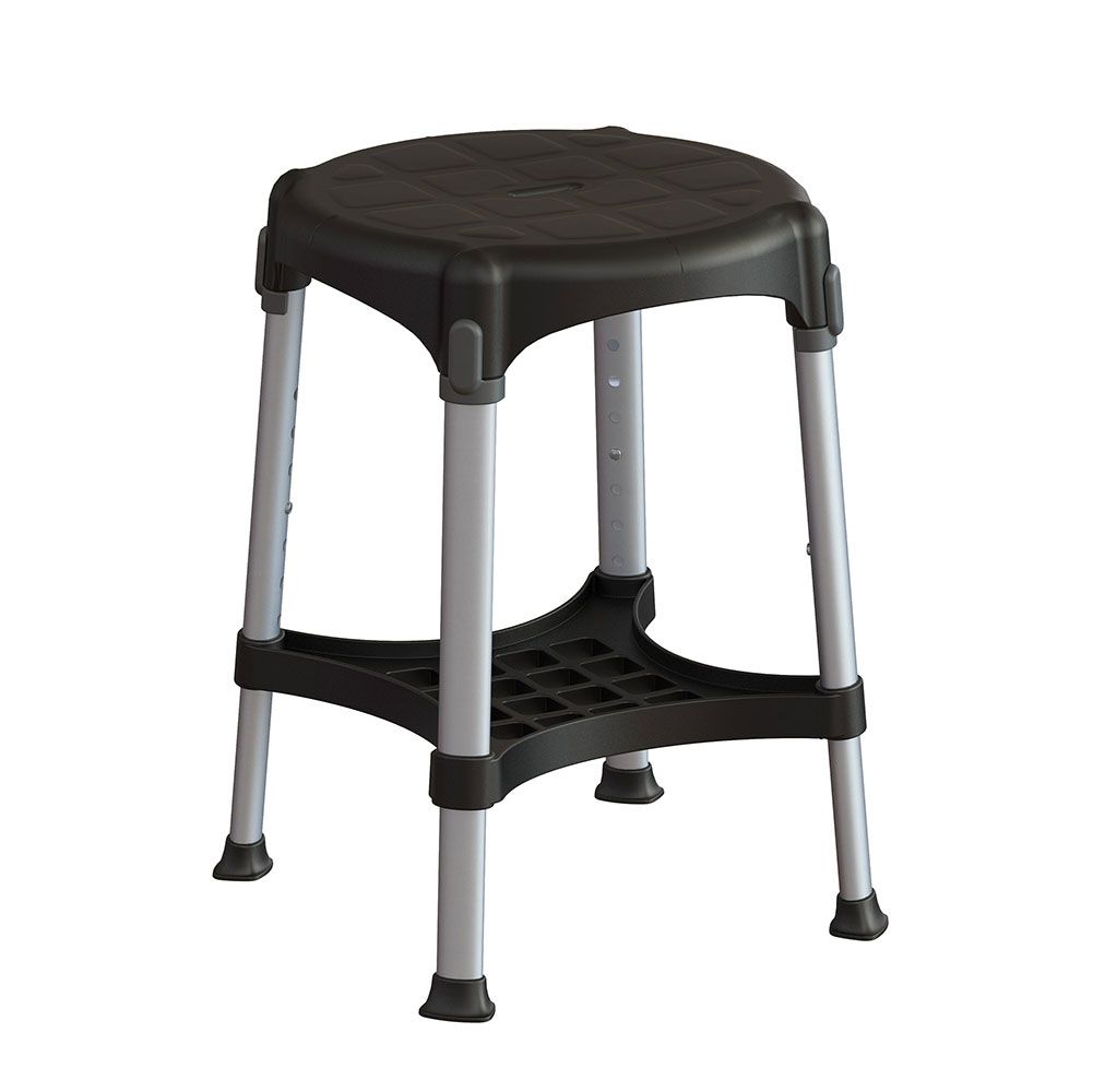 Runder Duschhocker mit Ablage. Schwarze Sitzfläche, silberne Beine, schwarze Ablage. Vierbeiniger Hocker.