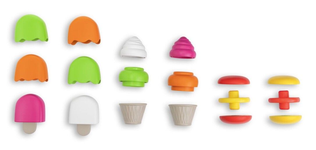 Verschiedene farbige Spielzeug-Eisformen und Macarons. Enthält Eis am Stiel, Eiswaffeln und Macarons. Einzelteile auf weißem Hintergrund.